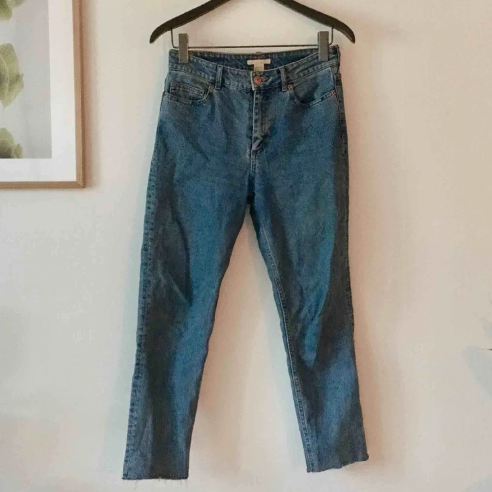 Jeans från HM, i fräsch blå färg (lite ljusare än på bilderna). Mjuka men inte för stretchiga. I fint skick men säljes pga. lite för små för mig (är en S/M) så perfekt för en 36a.. Jeans & Byxor.