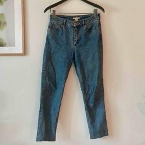Jeans från HM, i fräsch blå färg (lite ljusare än på bilderna). Mjuka men inte för stretchiga. I fint skick men säljes pga. lite för små för mig (är en S/M) så perfekt för en 36a.