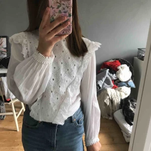  - Superfin blus från zara girls 13-14 år men passar en XS. Köpte den i new York för 30 dollar vilket motsvarade ungefär 300kr när jag var där. Endast använd 1 gång så den är som ny. Säljer då det inte kommit till användning. 