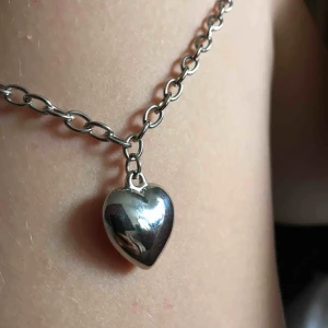  - 10 kronor frakt. Jättefint halsband med kedja och tjockare < 3