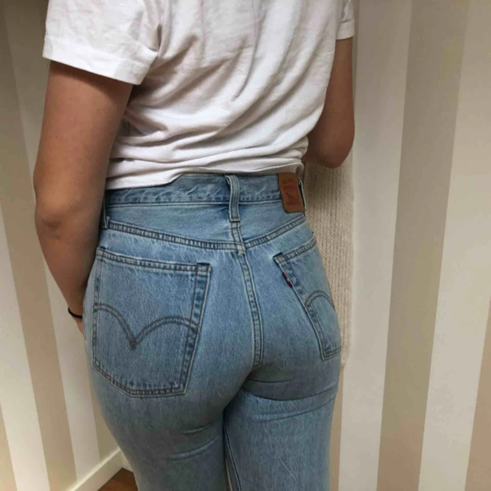 Säljer mina jätte fina Levis mom jeans, är i jätte bra skick och har inga defekter, det är ganska korta i längden, kan skicka mer bilder/mått vid intresse. Kan frakta eller mötas upp❤️. Jeans & Byxor.