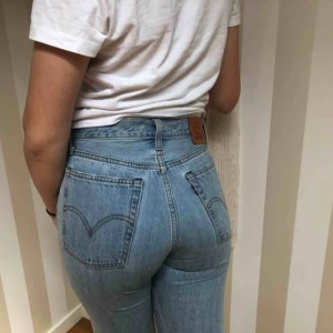  - Säljer mina jätte fina Levis mom jeans, är i jätte bra skick och har inga defekter, det är ganska korta i längden, kan skicka mer bilder/mått vid intresse. Kan frakta eller mötas upp❤️