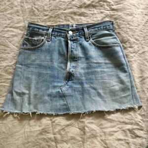  - Säljer min älskade Levis jeanskjol pga. Aningens för liten för mig. Perfekt färg och super fin! Köpt second hand.   Finns att hämta i Hammarbyhöjden eller skickas mot betalning. 