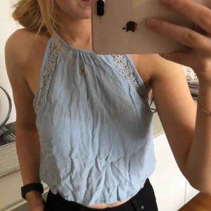  - **Frakt ingår ej i priset!** Kategori: Crop topp Märke: Forever21 Storlek: Small Färg: Ljusblå 