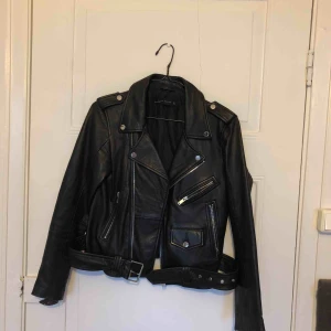  - Såå snygg fakeläderjacka med en något oversize modell. Knappt använd och i storlek S från Zara 👍🏻👍🏻
