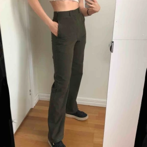  - Yllebyxor i militärgrönt - vintage-fynd! Högmidjade och utsvängda, skitsnygga men används tyvärr inte. Storleken är 30 men de sitter mer som 29! Står också att de är mansbyxor men det har jag svårt att tänka mig. För mer info se min profil eller skriv!