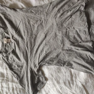  - Grå t-shirt med en liten "kjol" i superskönt tyg!! Skickas mot frakt