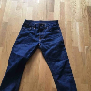  - Helt oanvända nudie jeans i storlek 28.