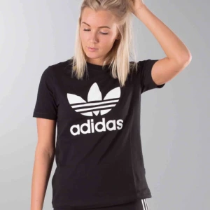  - Inte äkta adidas t-shirt. Använd 1 gång så i bra skick. 
