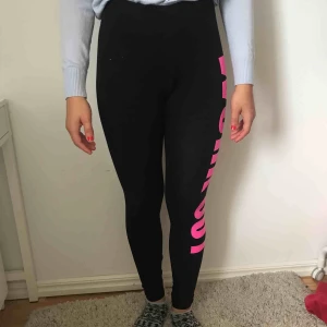  - Träningsbyxor i svart med trycket ”work out” i rosa neonfärg. Kostar 110kr inkl frakt.