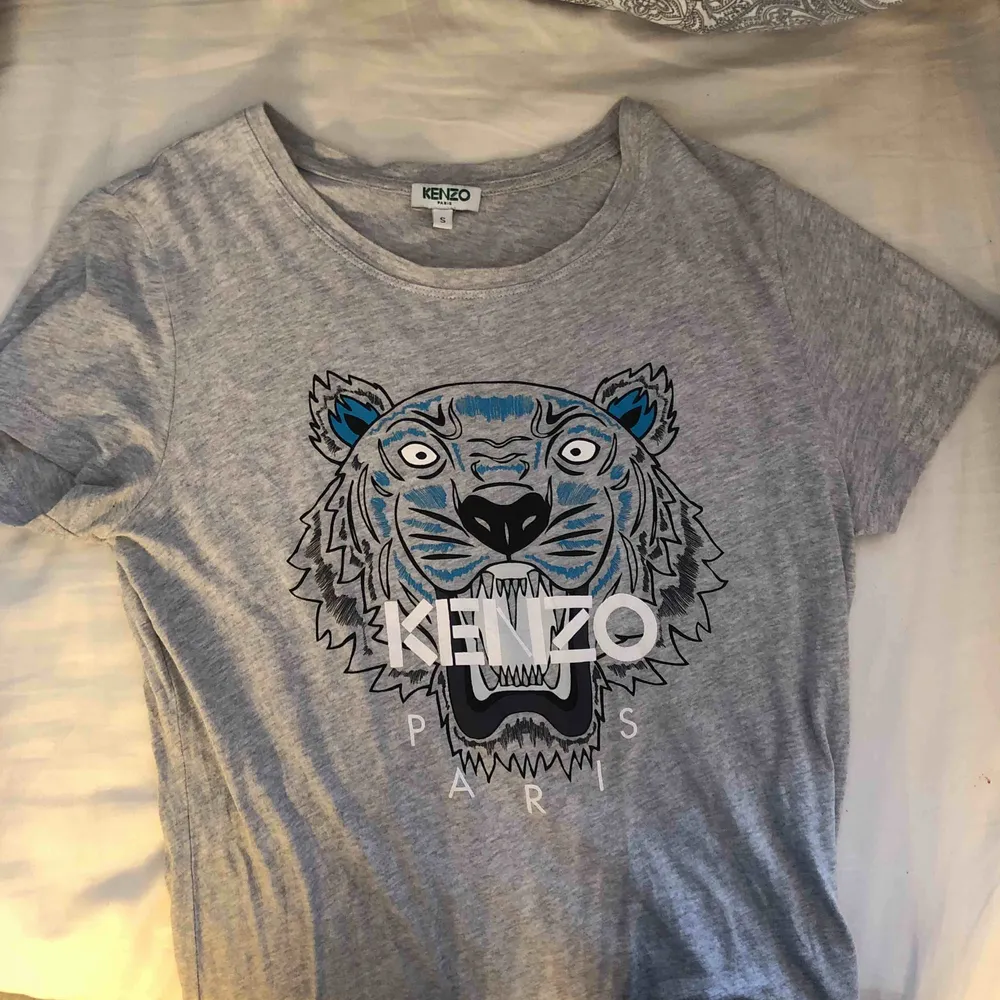 Äkta grå kenzo tshirt med blått tryck, bara använd några gånger. Köpt för 900kr men säljer för 300kr+ frakt💙✨🌼 kvitto finns även . T-shirts.