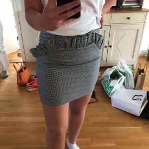  - Snygg kjol från hm. Aldrig använd! Köparen står för frakten