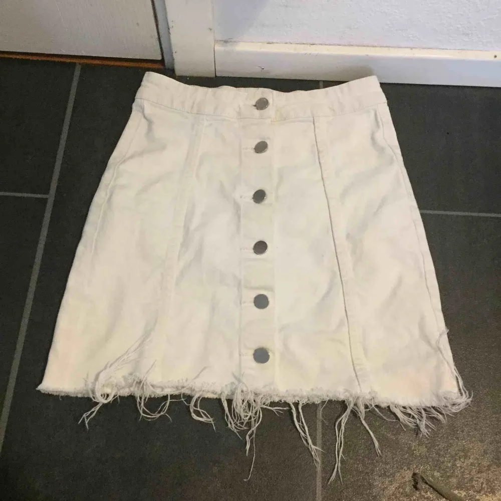 Säljer denna kjol från ginatricot då den aldrig kommer till användning💗. Kjolar.