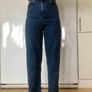  - jeans från asos collusion, använt ett fåtal gånger, höga i midjan med väldigt lös passform