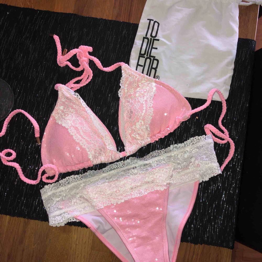 Super fin bikini som aldrig kommit till användning och är därav aldrig använd, rosa med spets 💗. Övrigt.