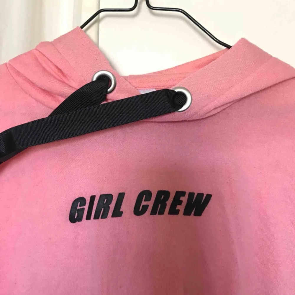 Rosa tunn hoodie med girl crew text tryck i fram. Super söt. . Hoodies.