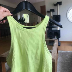  - Neon grönt linne supercoolt nu i sommar😊pris kan diskuteras! Den är helt ny.