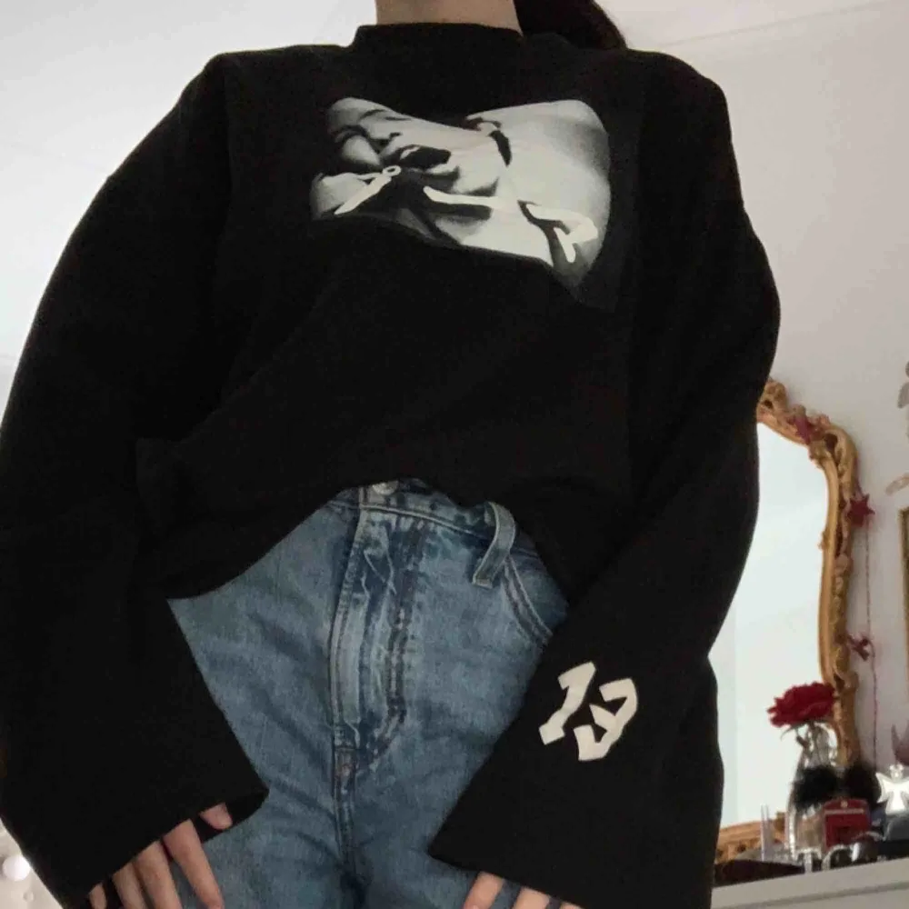 Fenty puma tröja, lite för stor på mig:( aldrig använd!. Hoodies.