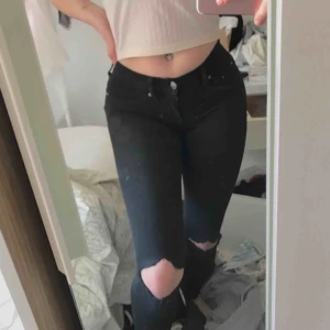  - Svarta superstretchiga jeans från ginatricot i storlek XS! Sitter helt ok på de som har större storlek som mig. (Använda 3 gånger max) lågmidjade och har super snygga hål vid knäna. Nypris: 499 kr.