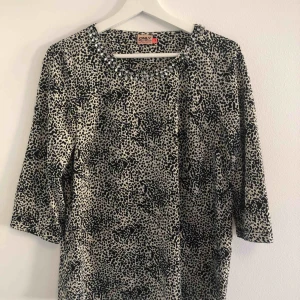  - Snygg leoinspirerad blus. Super fin dock saknas några pärlor vilket syns på bild 2, därav de billiga priset. Köparen betalar 50 kr+ frakten ! 😍