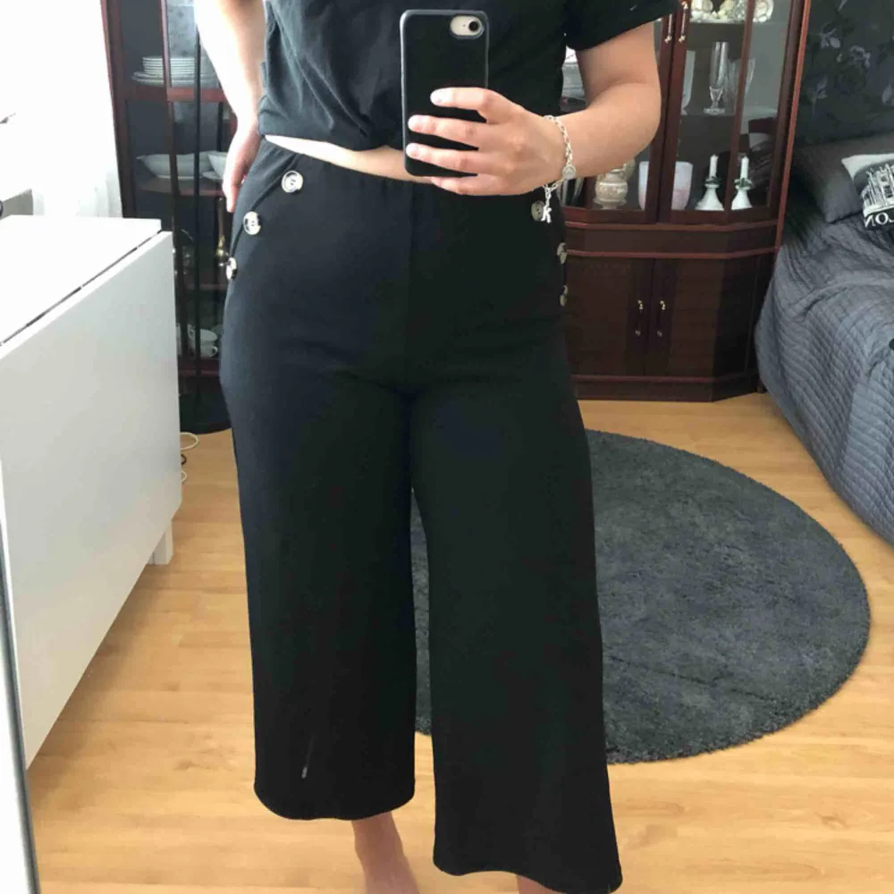 Sköna och stretchiga culottes! Slutar vid vaden, resår i midjan och har fina knappar som detaljer. Nästan oanvända:). Jeans & Byxor.