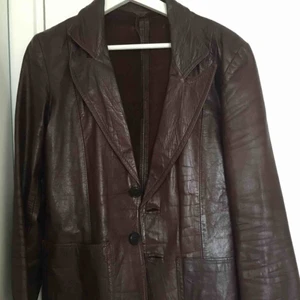 Röd skinn-kavaj - Tror det är äkta skinn Vinröd/brun i färgen! Sjukt snygg tyvärr lite tight på mig:/ står ingen storlek i men den är nog en 34(Xs) eller en liten 36(S)