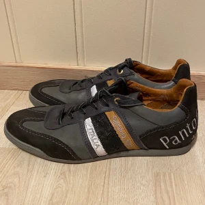 Pantofola d’Oro skor - Vi säljer nu ett par riktigt snygga och speciella skor. De är sköna och ser extremt bra ut. Skick 8/10. Vill du sticka ut lite så har du kommit helt rätt.   Kolla gärna in mina andra annonser🤩  Fraktas inom 48h📦📩