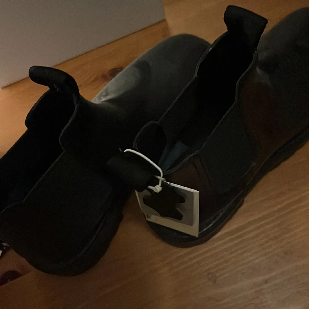 Säljer mina oanvända skinn boots från H&M stl 40. Skor.