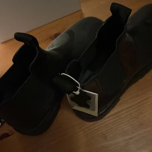 Skinnskor  - Säljer mina oanvända skinn boots från H&M stl 40