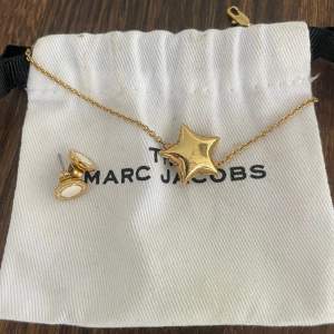 Säljer örhängena och armband från Marc Jacobs i ett packet pris.  En dustbag kommer med