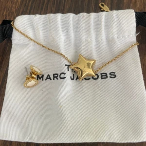 The Marc Jacobs smycken - Säljer örhängena och armband från Marc Jacobs i ett packet pris.  En dustbag kommer med
