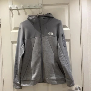 The North Face hoodie herr - Den är i bra skick! Passar S/M, passar bra me ett par jeans i alla färger. Från JD sports
