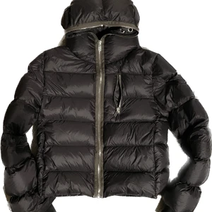 Rick owens gimp down jacket - Super schysst puffer jacket till höst och vinter, säljer för att den inte kommer till användning. Pris går att diskutera bara skriv ett medelande svarar snabbt.