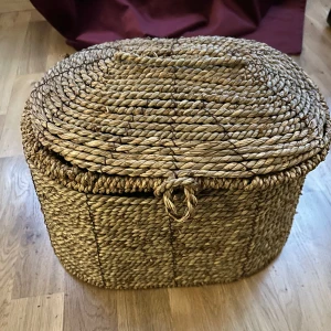 Snygg förvaringskorg  - Riktigt snygg förvaringskorg. Köptes för två veckor sen men inte riktigt vad jag sökte så säljer den!🧺