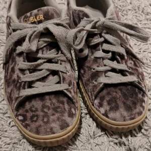 Sjukt snygga leopard skor i typ blanding på adidas Gazelle/campus modellen 🥰säljer för att jag råka köpa fel storlek (första bilden lånad - skorna är exakt samma modell fast de jag säljar är i bättre skick ☺️)