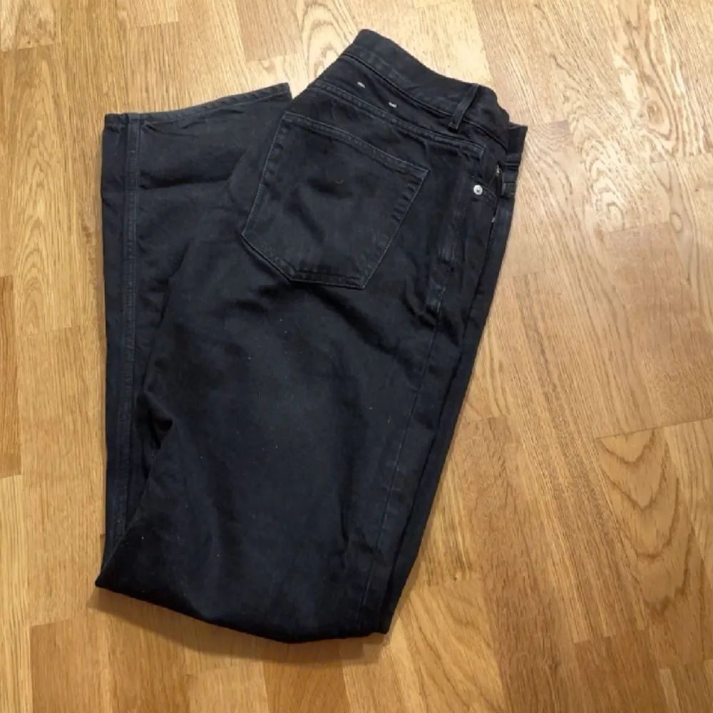Säljer nu dessa sjukt snygga arket jeans | skick 10/10 | ny pris 750 kr | mitt pris 249 kr | Hör av dig vid lilla minsta fundering 🤝💯. Jeans & Byxor.