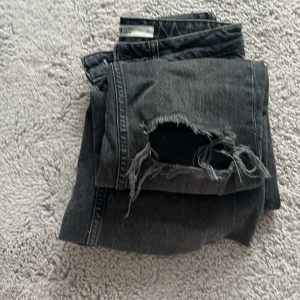 Svarta jeans  - Säljer mina svarta jeans från Ginatricot då de är för små. I bra skick och uppsydda men går att sprätta upp❤️ Säljer samma jeans i blå som sitter exakt likadant! 