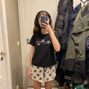 Fint pyjamas set ifrån New Look - Ett super fint pyjamasset ifrån New Look. Med små sengångare på shortsen 🦥  I bra skick. 😍 Kolla gärna mina andra annonser :)