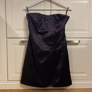 Kort satinklänning - Superfin kort satinklänningen i en svart/mörklila färg!! Nyskick❣️❣️