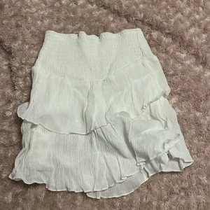 Kjol  - En vit kjol jag aldrig använt från SHEIN 