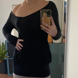 Långärmad misssixty tröja  - En svart tröja från misssixty. Ryggen är öppen och har en v-ringning framtill. Står misssixty på sidan framtill. 