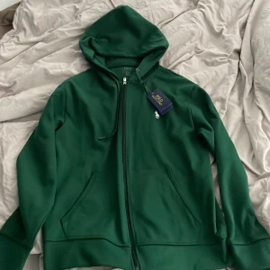 Ralph Lauren Zip-Hoodie - Fick i julklapp, säljer pga av att jag inte tyckte färgen passade mig. Den passar perfekt dig som är 170-182. Storlek S, pris diskuteras ej och potentiell fri frakt. 