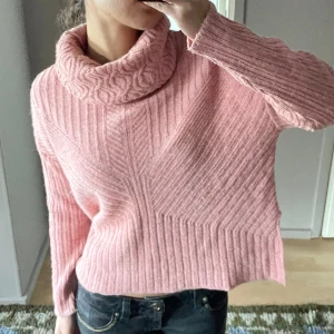 Odd Molly tröja  - En superfin odd Molly tröja💗 näst intill oanvänd och jätte skön med polo. Fina detaljer på sidorna och på ryggen ☺️ 