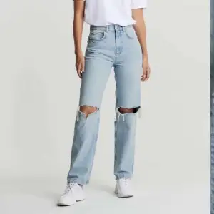Gina tricot 90s jeans strl 34/xs. Jeansen har slits nertill. Passar någon runt 160.