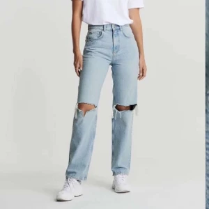 Gina tricot 90s jeans - Gina tricot 90s jeans strl 34/xs. Jeansen har slits nertill. Passar någon runt 160.