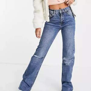 Blåa jeans med hål och slits från pull and bear. Storlek 34/xs. De är avklippta så passar någon runt 160