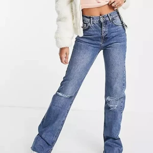 Pull and Bear jeans - Blåa jeans med hål och slits från pull and bear. Storlek 34/xs. De är avklippta så passar någon runt 160