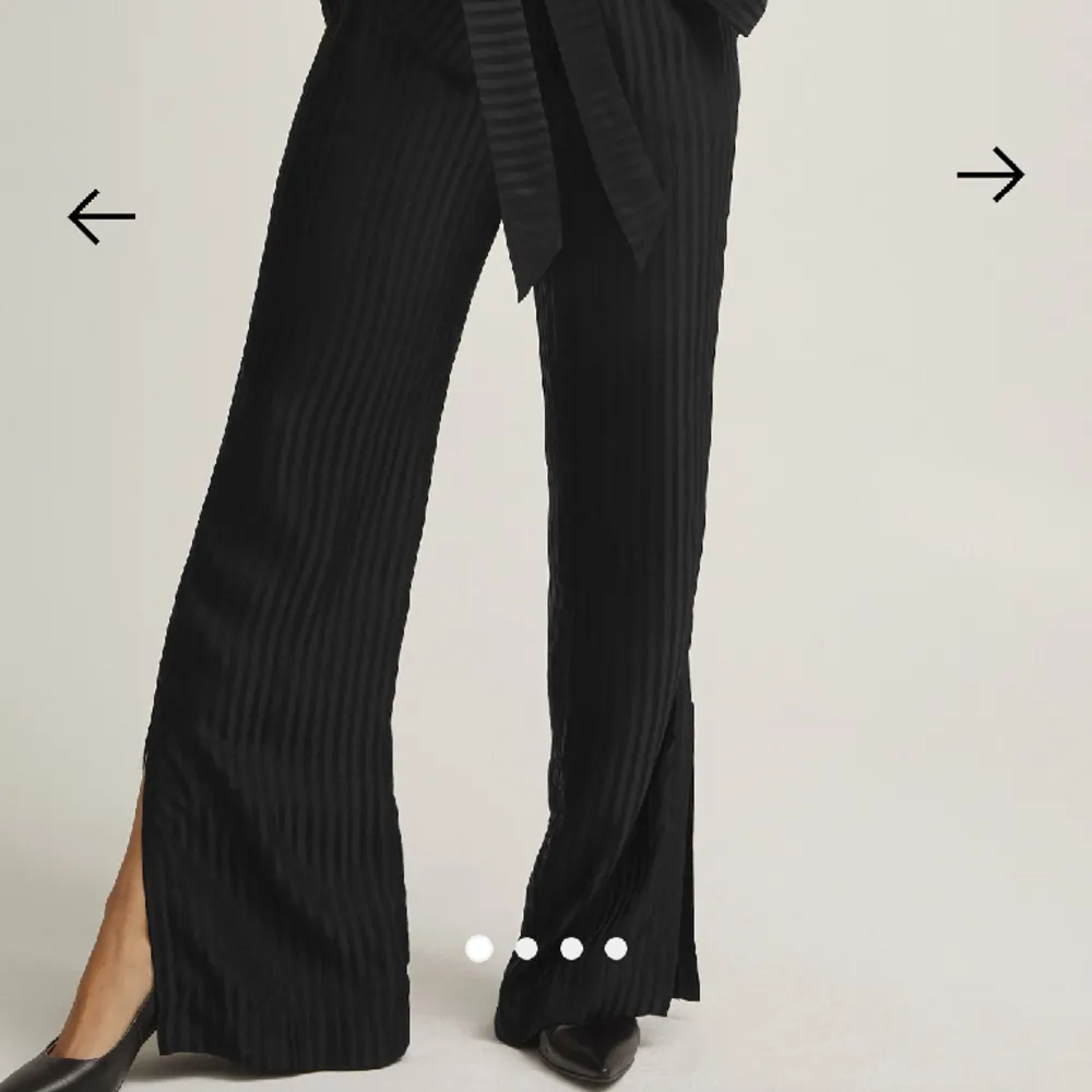 Kostymbyxor från MQ Stockh lm i modellen Gabriela. Byxorna har slits nertill, faller fint ovanför skor. Använd fåtal gånger, säljes då jag har liknande byxor.  Ursprungspris: 699 kr. Jeans & Byxor.