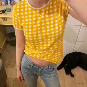 Varmt gulrutig tröja  - Skitfrän gulrutig t-shirt från Villervalla! Jätteskönt material. Köpt secondhand, men den ser inte använd ut. Den gula färgen är verkligen varmt gul. 