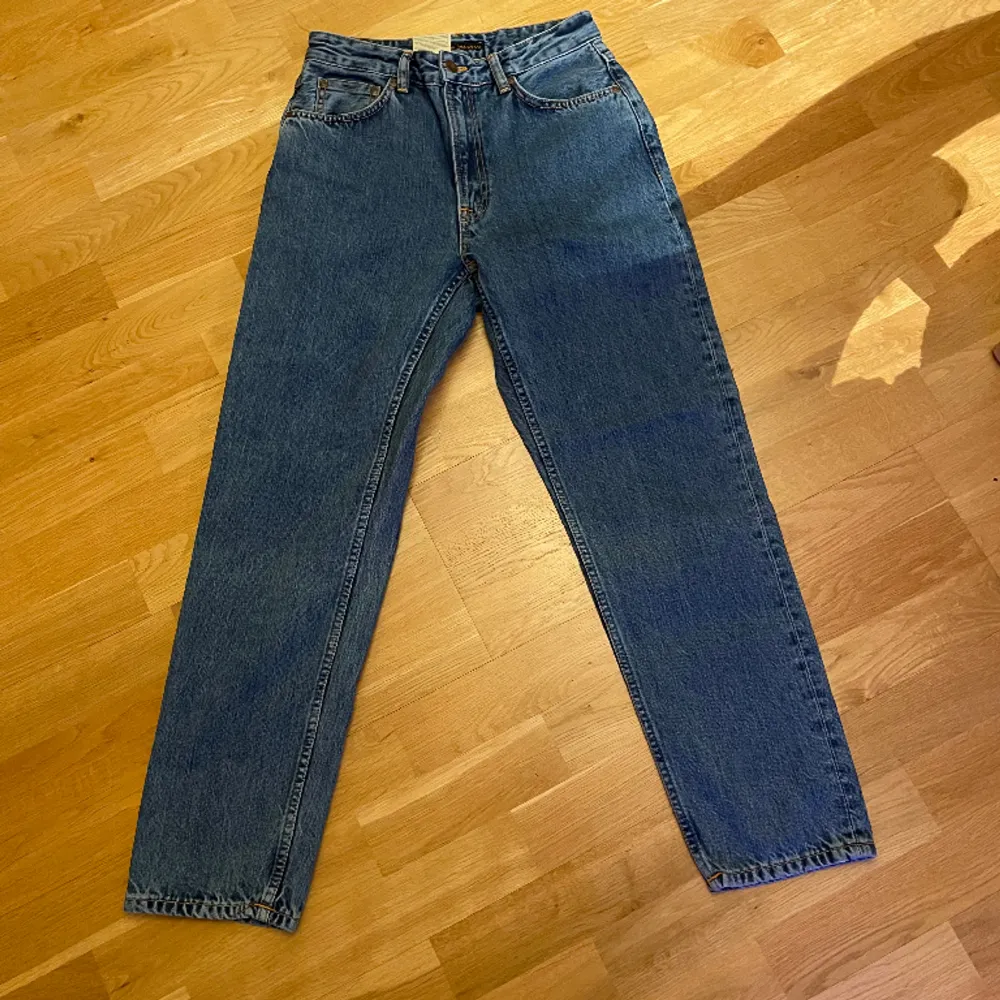 Helt nya NudieJeans storlek W28 L28 i toppskick. Alla lappar sitter kvar. Nypris 1500kr. Jeans & Byxor.